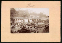 Fotografie Brück & Sohn Meissen, Ansicht Karlsbad, Blick Auf Die Mühlbrunnenpromenade Mit Kurgästen  - Lieux