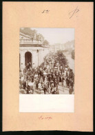 Fotografie Brück & Sohn Meissen, Ansicht Karlsbad, Partie An Der Mühlbrunnen-Colonade Mit Kurgästen  - Places