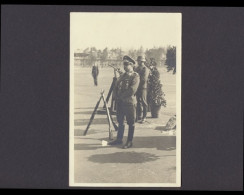 Wehrmachtsoffizier U. Soldat Bei Der Rast, Fotoansichtskarte - War 1939-45