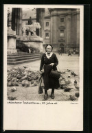 AK München, Münchner Taubentheres Im Alter Von 83 Jahren Am Odeonsplatz  - Altri & Non Classificati