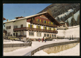 Cartolina St. Johann /Ahrntal, Pension Waldheim, Skifahrer Vor Dem Heim  - Autres & Non Classés