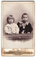 Fotografie Atelier Feyen, Cassel, Leipziger Str. 14, Portrait Süsses Kinderpaar In Niedlicher Kleidung  - Anonyme Personen