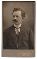 Fotografie Georg Haltermann, Eckernförde, Kielerstr. 36, Portrait Charmanter Mann Mit Schnurrbart  - Anonymous Persons