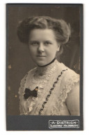 Fotografie A. Dietrich, Glauchau-Waldenburg, Leipziger Str., Portrait Schönes Fräulein In Bestickter Bluse  - Anonyme Personen