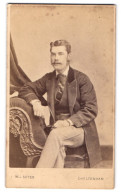 Photo W. J. Suter, Cheltenham, Portrait Charmanter Mann Mit Schnurrbart Im Jackett  - Anonyme Personen