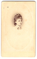 Fotografie Fr. Haarstick, Düsseldorf, Schadowstr., Portrait Brünette Schönheit Mit Flechtdutt  - Anonyme Personen