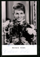 AK Schauspielerin Barbara Evers Mit Schönem Blumenstrauss, Autograph  - Actors