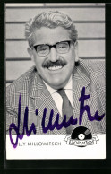 AK Schauspieler Willy Millowitsch Charmant Mit Brille Im Karierten Jackett, Autograph  - Actors