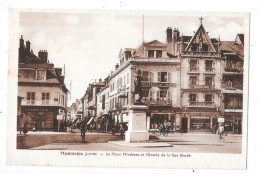 MONTARGIS - 45 - La Place Mirabeau Et L'Entrée De La Rue Dorée - Cyclistes 1er Plan - TOUL 8 - - Montargis