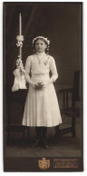 Fotografie J. Grimm, Offenburg, Junges Mädchen Zur Kommunion Im Hellen Kleid Mit Kerze Und Bibel  - Anonyme Personen