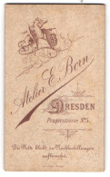 Fotografie Atlier E. Born, Dresden, Pragerstr. 5, Greif Hält Wappenschild Mit Monogramm Des Fotografen  - Anonymous Persons