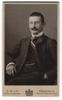 Fotografie C. Ruf, Freiburg I. B., Student Im Anzug Mit Couleur Und Zwickerbrille, 1903  - Anonymous Persons