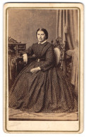 Fotografie F. Tellgmann, Mühlhausen I. Th., Dame Im Pünktchenkleid Posiert Sitzend Im Atelier  - Personnes Anonymes