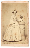 Fotografie F. Brandseph, Stuttgart, Dame Im Hellen Kleid Lehnt An Einem Podest Mit Blumenschale  - Anonymous Persons