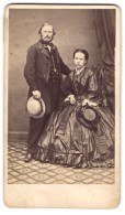Fotografie Hugo Bähr, Zwickau, Leipziger-Str. 380, Herr Lindner Nebst Frau Im Atelier, 1865  - Anonymous Persons