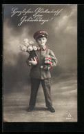 AK Junge In Uniform Mit Geschenk Und Blumen  - Guerre 1914-18