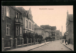 AK Neumünster, Mühlenhof-Strasse Mit Anwohnern  - Neumünster