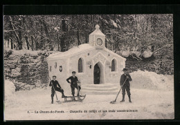 AK La Chaux-de-Fonds, Chapelle De Neige Et Ses Trois Constructeurs, Eisplastik In Form Einer Kapelle  - La Chaux-de-Fonds