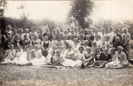 Carte Photo De Femmes élégante Avec De Jeune Fille élégante Posant A La Campagne - Anonymous Persons