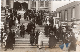 Carte Photo De Femmes élégante Avec Des Enfant Et Des Hommes  Sortant D'une église Aprés La Messe Vers 1930 - Anonymous Persons