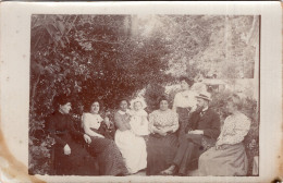 Carte Photo D'une Famille élégante Posant Dans Leurs Jardin Vers 1905 - Anonymous Persons
