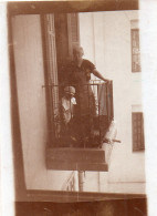Photographie Photo Anonyme Vintage Snapshot Balcon Balcony Fenêtre Window - Anonymous Persons