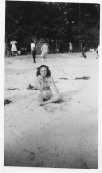 Photographie Photo Anonyme Vintage Snapshot Fouras Femme Jambes Soleil  - Anonymous Persons