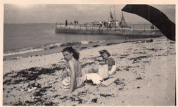 Photographie Photo Anonyme Vintage Snapshot Fouras Femme Jambes Soleil  - Places