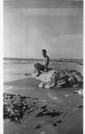 Photographie Photo Anonyme Vintage Snapshot Cap Ferret Homme Maillot Bain Bel - Anonymous Persons