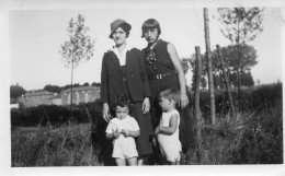 Photographie Photo Anonyme Vintage Snapshot Famille Enfant Mode Chapeau - Personnes Anonymes