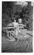 Photographie Photo Anonyme Vintage Snapshot Fouras Femme Banc Jambes Soleil - Anonymous Persons