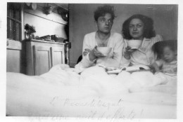 Photographie Photo Anonyme Vintage Snapshot Couple Famille Lit Petit Déjeuner - Personnes Anonymes