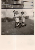 Photographie Photo Anonyme Vintage Snapshot Patinette Trotinette - Personnes Anonymes