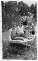 Photographie Photo Anonyme Vintage Snapshot Barque Groupe Famille Maillot Bain - Autres & Non Classés