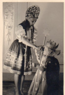 Photographie Photo Anonyme Vintage Snapshot Enfant Child Déguisement  - Personnes Anonymes