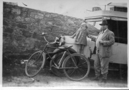 Photographie Photo Anonyme Vintage Snapshot Automobile Auto Voiture Car Vélo - Automobile