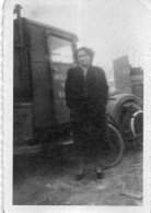 Photographie Photo Anonyme Vintage Snapshot Camion Truck Femme - Trains