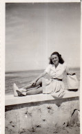 Photographie Photo Anonyme Vintage Snapshot Fouras Femme Jambes Soleil  - Personnes Anonymes