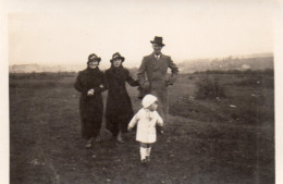Photographie Photo Anonyme Vintage Snapshot Famille Enfant Mode Chapeau - Personnes Anonymes
