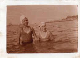 Photographie Photo Anonyme Vintage Enfant Child Fillette Nage Bain Baignade - Personnes Anonymes