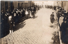 Carte Photo De Femmes élégante , D'hommes Et D'enfant Marchant Sur Les Trottoir D'une Ville Vers 1920 - Personnes Anonymes