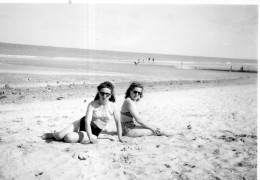 Photographie Photo Anonyme Vintage Snapshot Lunettes Glasses Bikini Plage Beach - Lieux