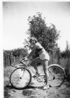 Photographie Photo Anonyme Vintage Snapshot Vélo Bicyclette Bicycle Bikini - Sonstige & Ohne Zuordnung