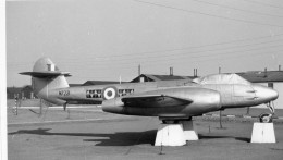 Photographie Photo Vintage Snapshot Avion Aviation Plane Gloster Meteor - Aviation