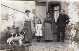 Carte  Photo D'une Famille élégante Avec Leurs Chien Posant Dans La Cour De Leurs Maison Vers 1915 - Anonymous Persons