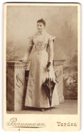 Fotografie Bornemann, Verden, Junge Frau In Kleid Mit Sonnenschirm  - Anonyme Personen