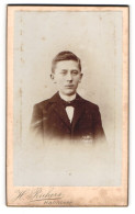 Fotografie H. Richers, Hannover, Cellerstr. 146, Portrait Junger Mann Im Anzug Mit Fliege  - Anonyme Personen