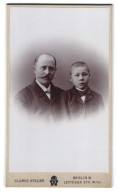 Fotografie Globus Atelier, Berlin, Leipziger Str. 132 /137, Portrait Vater Mit Moustache Und Sohn  - Anonyme Personen