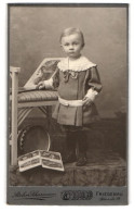 Fotografie Atelier Scharmann, Berlin-Friedenau, Rheinstr. 29, Kleiner Junge Mit Blechtrommel  - Anonyme Personen