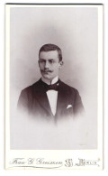 Fotografie G. Greissen, Berlin, Friedrichstr. 207, Portrait Junger Mann Mit Seitenscheitel Im Anzug  - Anonyme Personen